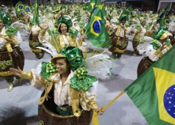Fuertes lluvias cancelan carnaval brasileño en varias ciudades de Sao Paulo