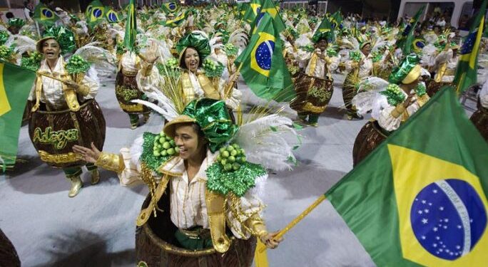 Fuertes lluvias cancelan carnaval brasileño en varias ciudades de Sao Paulo