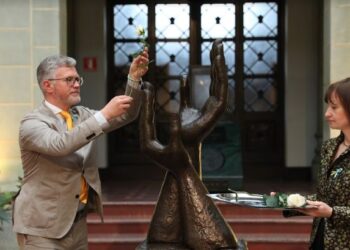 El vicenciller hizo el cambio de la rosa de la paz junto a la embajadora de Ucrania en México. /Foto: Gilber García