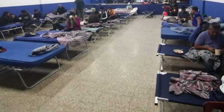 Conred abastece a albergue para personas afectadas por el frío