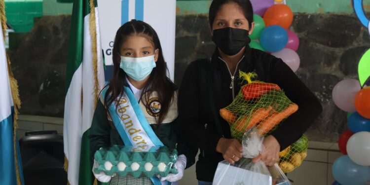 Estudiantes de todos los niveles reciben alimentos y útiles escolares