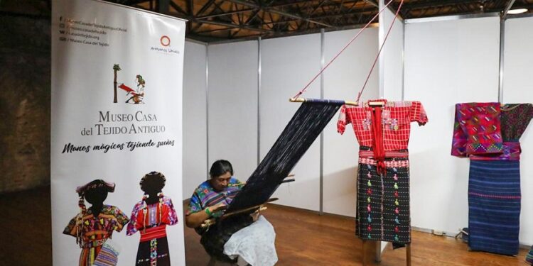 Mipyme participan en feria New World Craft