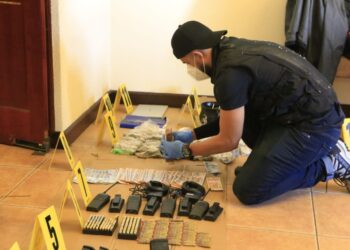 Decomisan dinero, armas y radiotransmisores