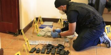 Decomisan dinero, armas y radiotransmisores