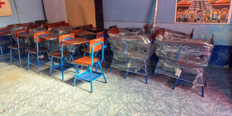 Centros educativos de Escuintla reciben mobiliario
