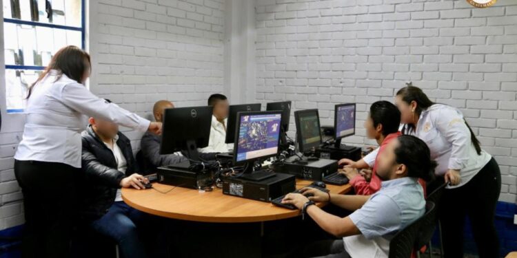 Privados de libertad utilizarán laboratorio de computación para recibir sus clases universitarias. /Foto: DGSP