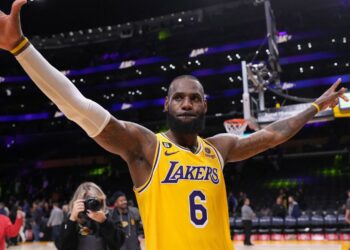 LeBron James se consagra como el mejor de la historia