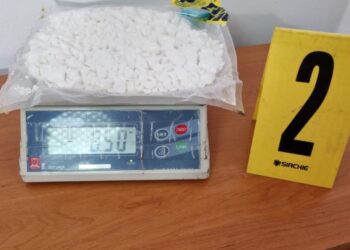 Dos paquetes con droga fueron incautados en el aeropuerto La Aurora. /Foto: Mingob