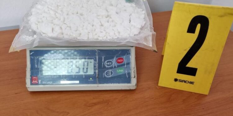 Dos paquetes con droga fueron incautados en el aeropuerto La Aurora. /Foto: Mingob