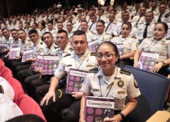 Agentes recibieron material de estudio para dar inicio con los cursos. /Foto: Dickens Zamora