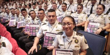 Agentes recibieron material de estudio para dar inicio con los cursos. /Foto: Dickens Zamora