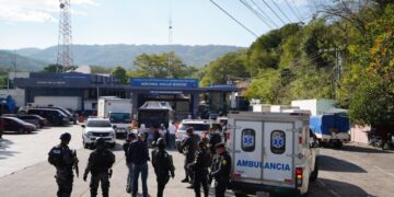 Suman 10 pandilleros salvadoreños expulsados del país