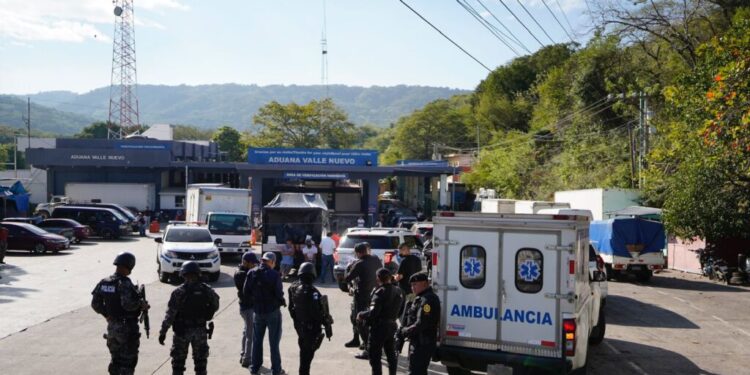 Suman 10 pandilleros salvadoreños expulsados del país