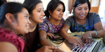 Acciones promueven la inclusión de mujeres y pueblos indígenas en la ciencia. /Foto: ONU Mujeres