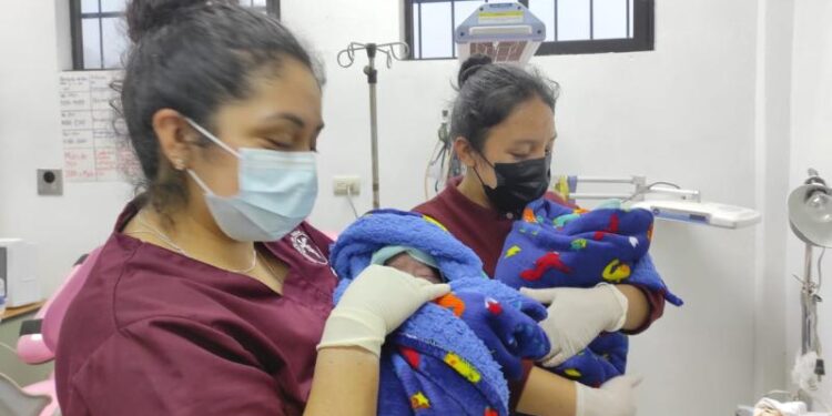 Atienden con éxito parto de gemelos en San Gaspar Chajul