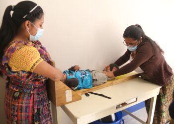 Entre los servicios que se brindan está la medición de peso y talla en menores de cinco años. /Foto: SESAN