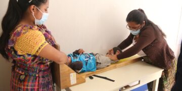 Entre los servicios que se brindan está la medición de peso y talla en menores de cinco años. /Foto: SESAN