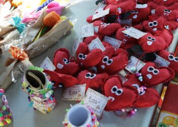 Productos ofrecidos en el bazar fueron elaborados por los adolescentes. /Foto: SBS