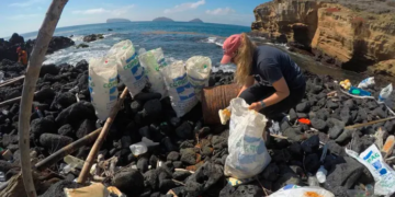 Retiran más de dos toneladas de desechos de las costas de Galápagos