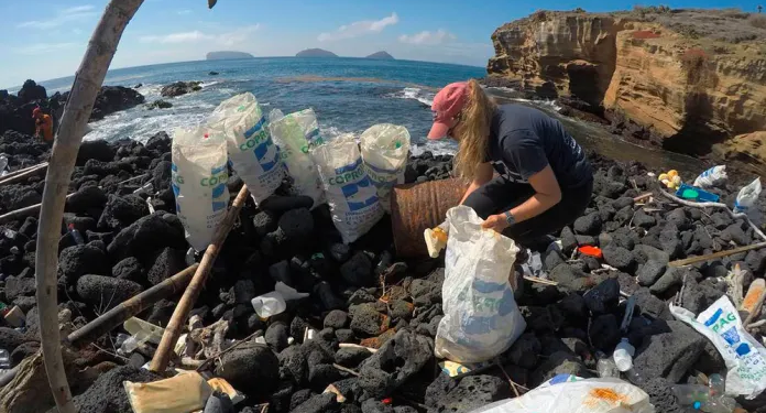 Retiran más de dos toneladas de desechos de las costas de Galápagos