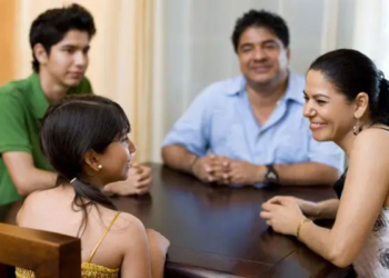 Relación sólida con los padres mejora salud futura de los jóvenes