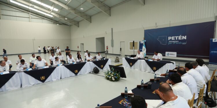 Gobierno central promueve diálogo con autoridades locales en Petén