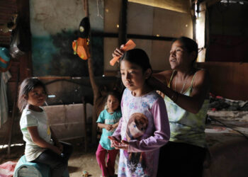 Familia Maas recibe alimentos que mejoran su salud y economía