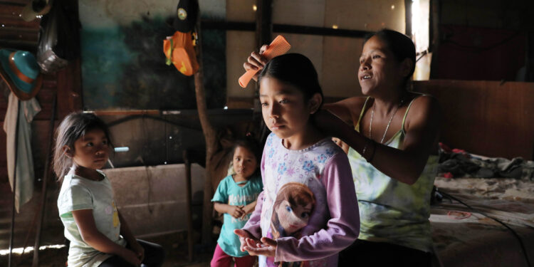 Familia Maas recibe alimentos que mejoran su salud y economía