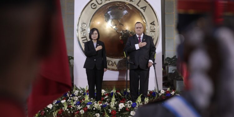 Presidente de Guatemala recibe a dignataria taiwanesa en el Palacio Nacional de la Cultura