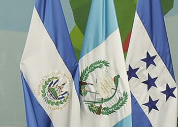 Banderas de Guatemala, El Salvador y Honduras.