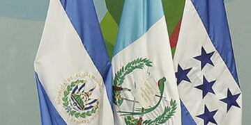 Banderas de Guatemala, El Salvador y Honduras.