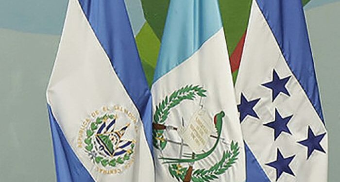 Banderas de Guatemala, El Salvador y Honduras.