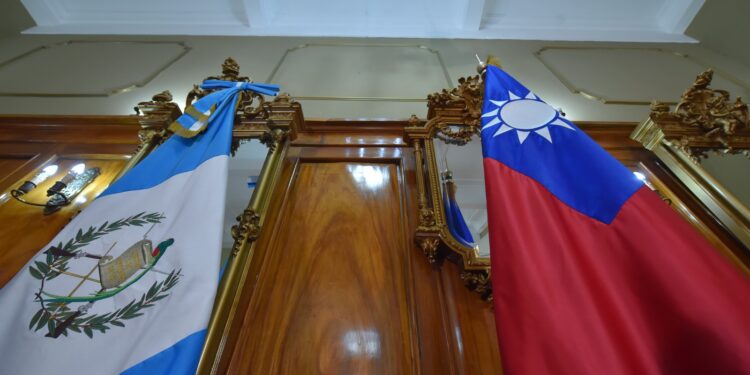 Banderas de Guatemala y República de China (Taiwán)