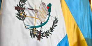 Banderas de Guatemala y Ucrania.