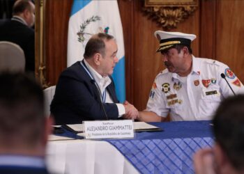 Bomberos Voluntarios reciben oficialmente los documentos que los reconoce como dueños de su frecuencia