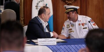 Bomberos Voluntarios reciben oficialmente los documentos que los reconoce como dueños de su frecuencia