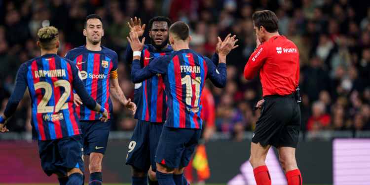 El Barcelona con poco derrota al Madrid en el Bernabéu