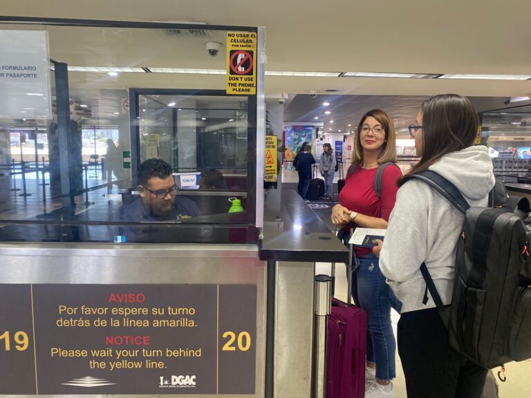 Continúan controles migratorios en Aeropuerto Internacional La Aurora