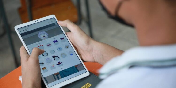 Entregan tablets que beneficiarán a 3 mil estudiantes en Suchitepéquez