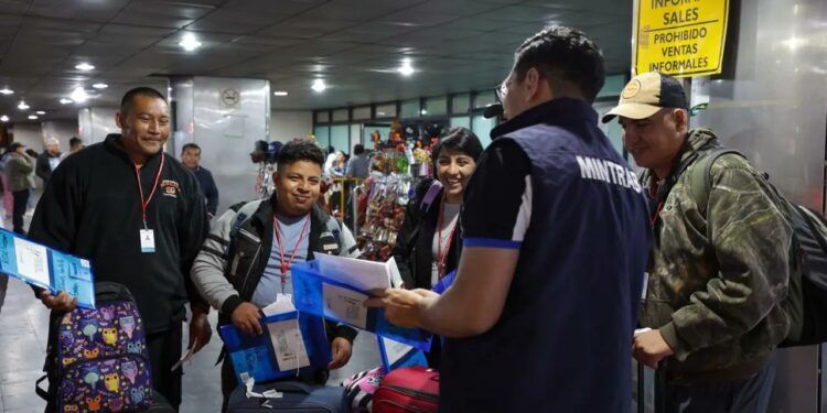 Guatemaltecos viajan a Estados Unidos como parte del Programa de Trabajo Temporal