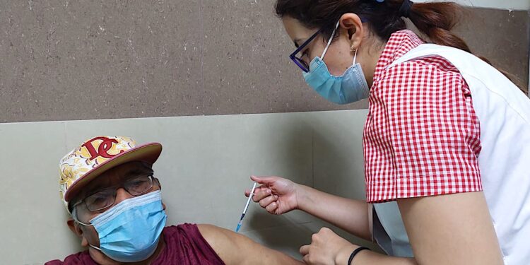 IGSS impulsa la vacunación en adultos mayores