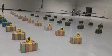 Fuerzas antinarcóticas localizan aeronave y posible droga en Petén