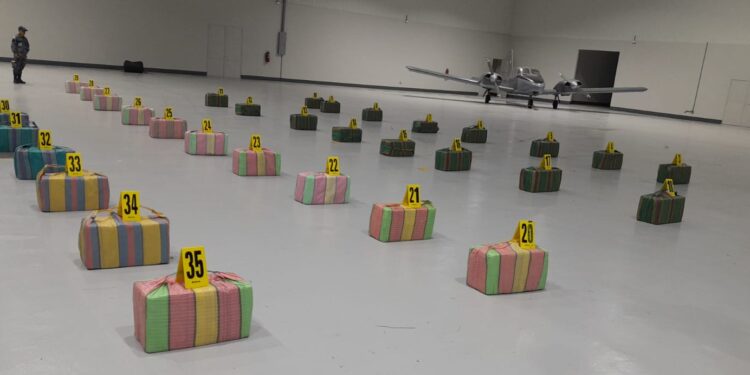 Fuerzas antinarcóticas localizan aeronave y posible droga en Petén