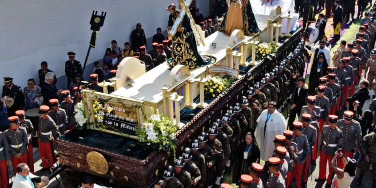 Servidores públicos acompañan a Jesús Nazareno