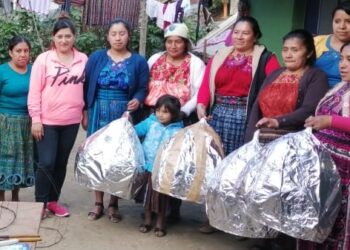 Mujeres de Nuevo Progreso aprenden a fabricar hornos artesanales