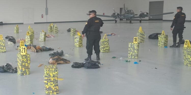 Más de 800 paquetes de cocaína trasladaba aeronave localizada en Petén