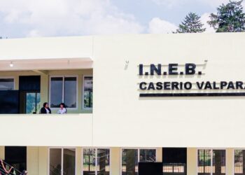 Entregan nuevo edificio educativo en Santa Cruz Verapaz