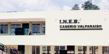 Entregan nuevo edificio educativo en Santa Cruz Verapaz