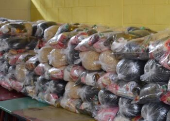 Estudiantes de básicos reciben alimentos escolares por primera vez