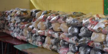 Estudiantes de básicos reciben alimentos escolares por primera vez